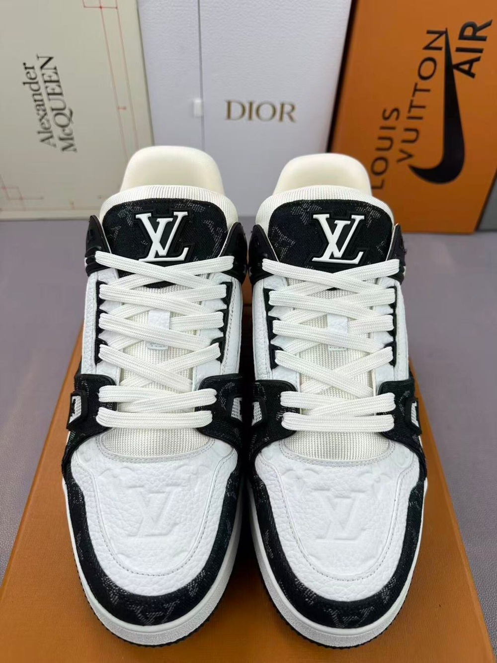 Louis Vuitton Black & White LV Arch Light Sneakers - Picture 9 of 9
